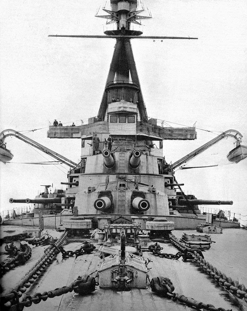 The superstructure of the Minas Geraes with a view of the fore gun turrets and the two wing turrets, 1910. 