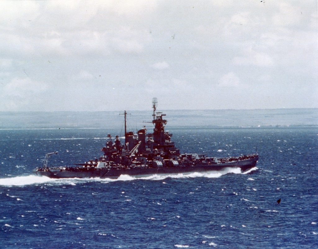 USS Washington manoeuvring off Hawaii in 1943.