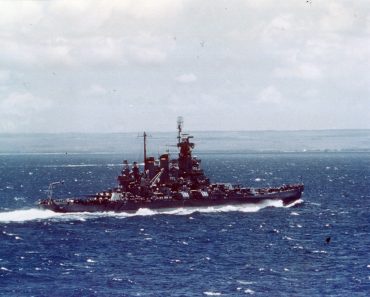 USS Washington manoeuvring off Hawaii in 1943.