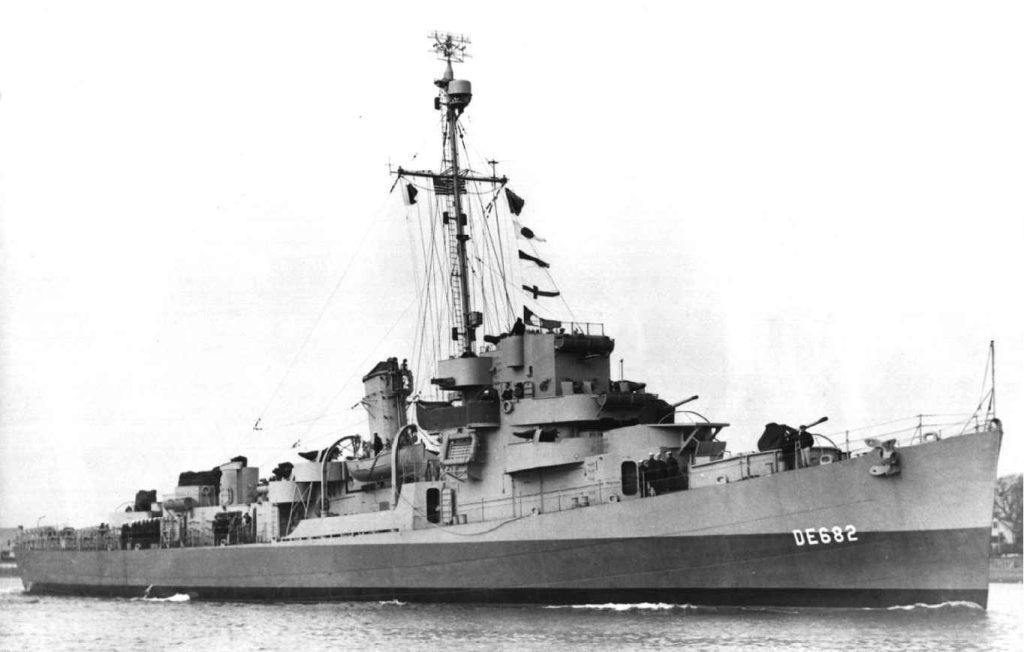 The US Navy destroyer USS Underhill, 1943. 